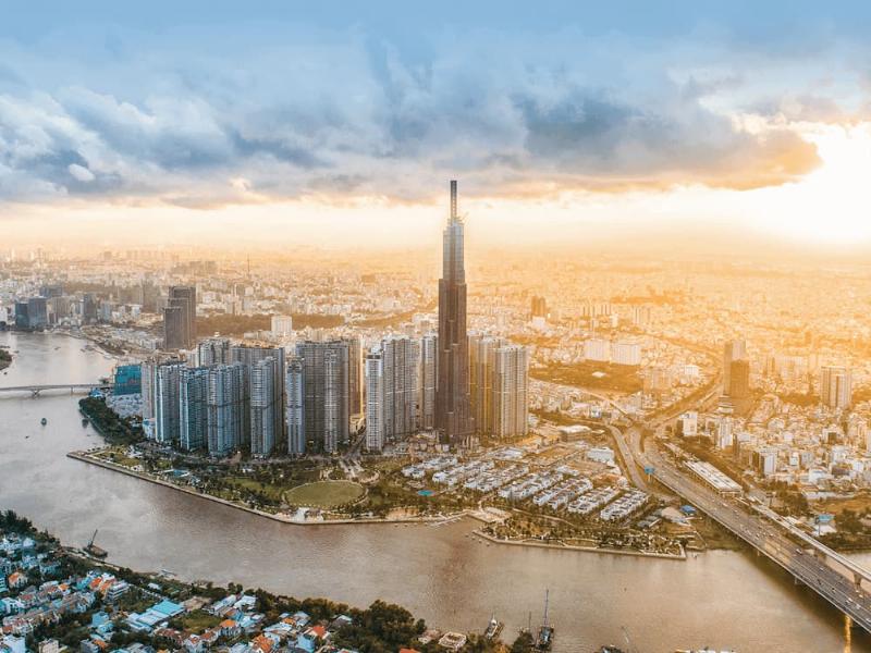 Cận cảnh kiến trúc độc đáo của Landmark 81, mô phỏng bó tre truyền thống Việt Nam và thể hiện cấu trúc kỹ thuật phức tạp, giúp tòa nhà đạt chiều cao ấn tượng.